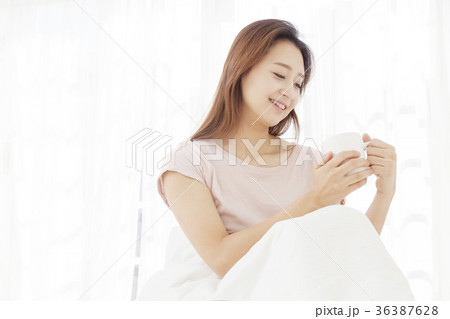 若い女性 マグカップ 朝 36387628