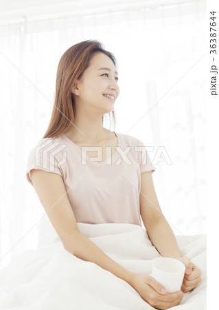 若い女性 マグカップ 朝 36387644