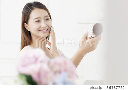 若い女性 化粧 メイク 36387722