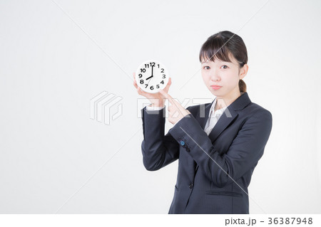 ビジネスウーマンと時計（8時） 36387948