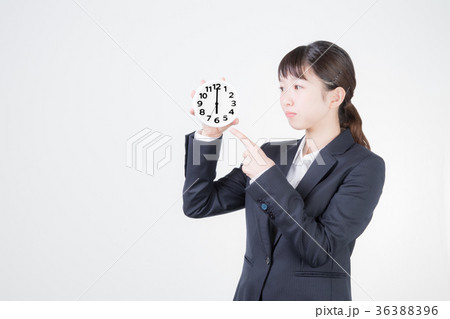 ビジネスウーマンと時計（6時） 36388396