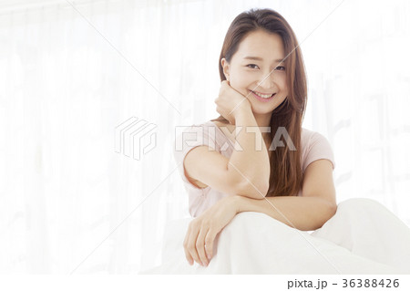 若い女性 朝 ウィンドウ 36388426