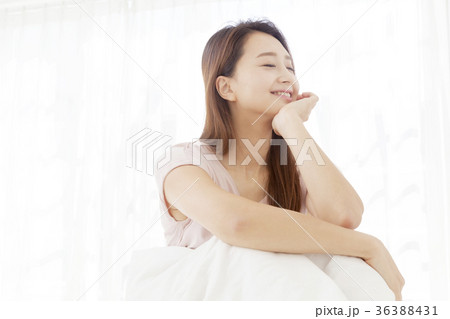 若い女性 朝 ウィンドウ 36388431