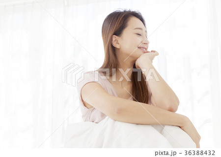 若い女性 朝 ウィンドウ 36388432