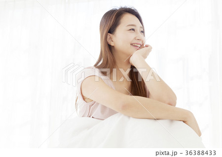 若い女性 朝 ウィンドウ 36388433