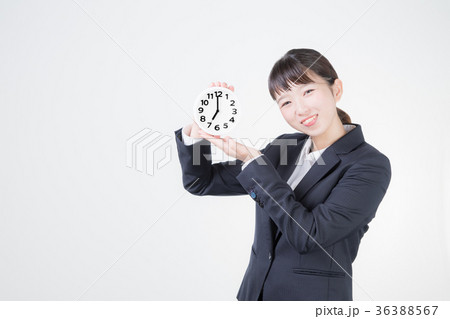 ビジネスウーマンと時計（7時） 36388567