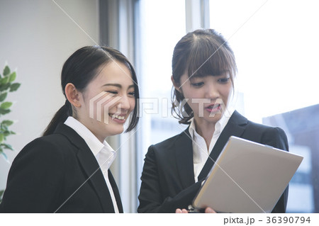 ビジネスシーン 若い女性 立ち話 ビジネスシーン 若い女性 立ち話 36390794