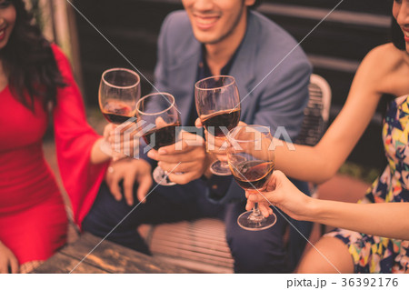 Young people are celebrating New Year's party. 36392176