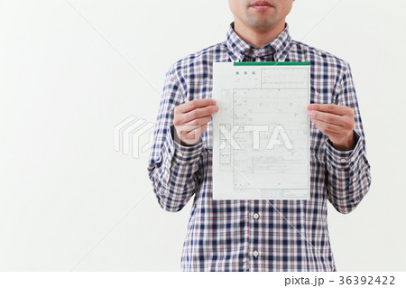 離婚届を持つ男性 離婚届を持つ男性 36392422