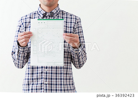 離婚届を持つ男性 離婚届を持つ男性 36392423