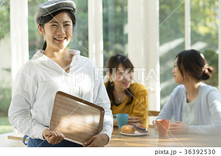 カフェ店員　女性　笑顔 36392530