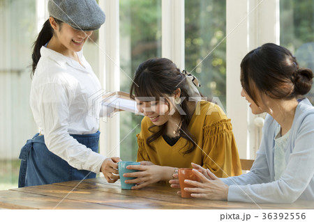 女子会 カフェ 笑顔 女子会 カフェ 笑顔 36392556
