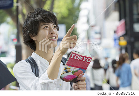 東京観光 原宿 表参道でガイドブックを片手に指差し 東京観光 原宿 表参道でガイドブックを片手に指差し 36397516