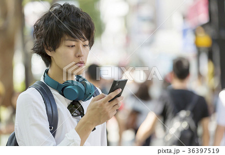 スマホを見る男性 東京 原宿 表参道の写真素材 36397519 Pixta