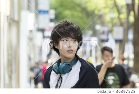 若い男性　東京　原宿表参道 36397528