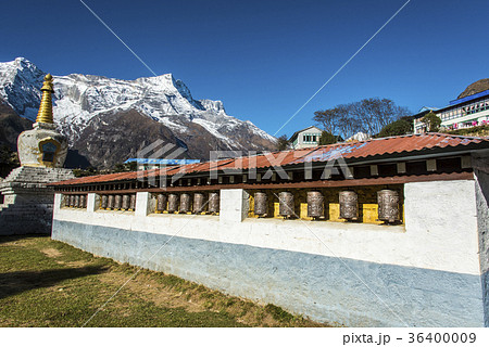 ナムチェ博物館前のマニ車とコンデリ 36400009