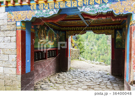 エベレスト街道のパグディンゲート（山門） 36400048