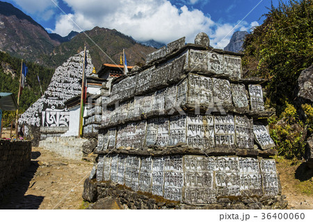 エベレスト街道のマニ石 36400060