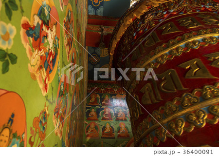 チベット寺の大きなマニ車 チベット寺の大きなマニ車 36400091