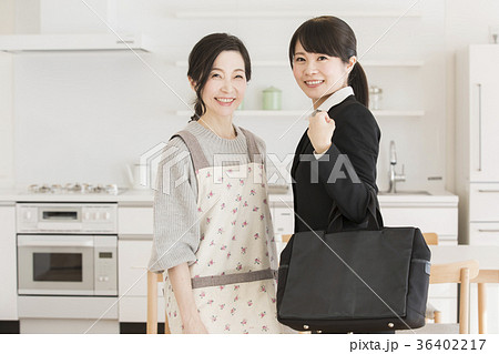 出勤する若い女性と母親 出勤する若い女性と母親 36402217
