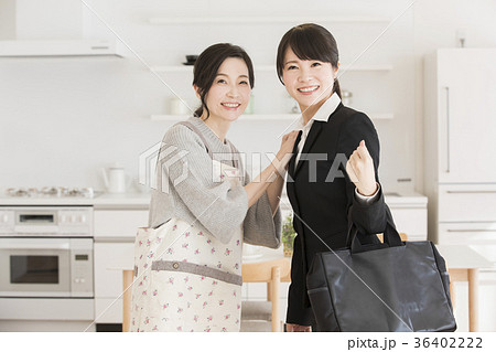出勤する若い女性と母親 出勤する若い女性と母親 36402222