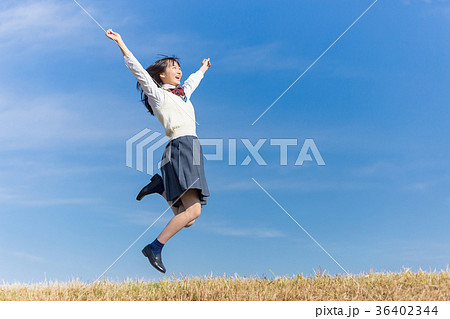 ジャンプする女子高生の写真素材