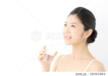 水を飲む若い女性 36402864