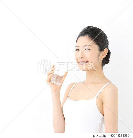 水を飲む若い女性 水を飲む若い女性 36402899