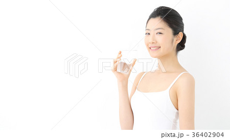 水を飲む若い女性 36402904