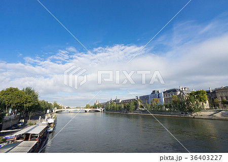 ポン・デ・ザールから見るセーヌ川沿いの風景 ポン・デ・ザールから見るセーヌ川沿いの風景 36403227