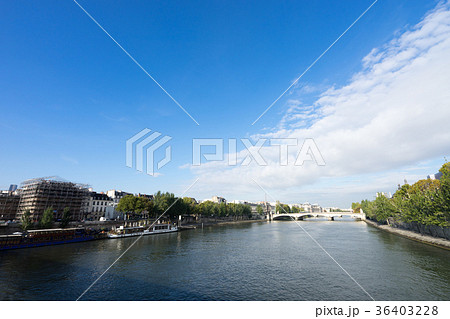 ポン・デ・ザールから見るセーヌ川沿いの風景 ポン・デ・ザールから見るセーヌ川沿いの風景 36403228