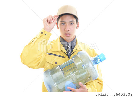 ボトルを運ぶ男性 ボトルを運ぶ男性 36403308