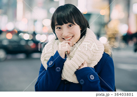 笑顔の若い女性 丸の内 冬 夜 笑顔の若い女性 丸の内 冬 夜 36403801