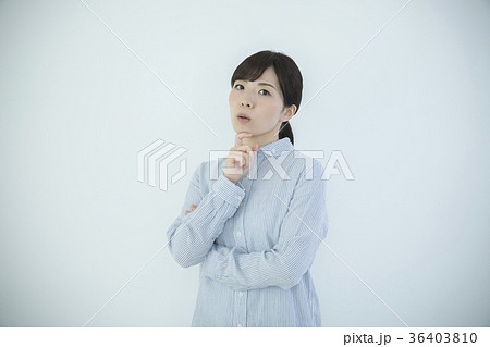考える 悩む 若い女性 考える 悩む 若い女性 36403810