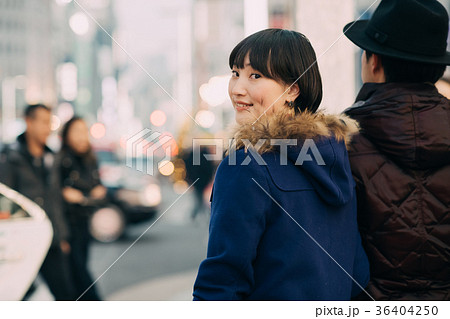 冬デート 寄り添うカップルの写真素材