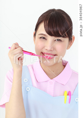 歯ブラシを持つ若い女性　ヘルパー　幼稚園の先生 36404967