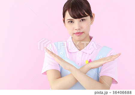 ×のジェスチャーをする若い女性 ヘルパー 幼稚園の先生 ×のジェスチャーをする若い女性 ヘルパー 幼稚園の先生 36406688