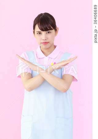 ×のジェスチャーをする若い女性 ヘルパー 幼稚園の先生 ×のジェスチャーをする若い女性 ヘルパー 幼稚園の先生 36406689