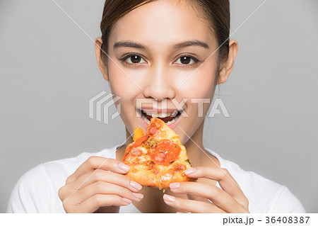 ピザを食べる女性 36408387