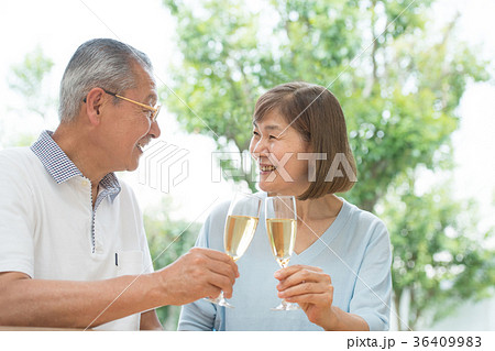 シニア 夫婦 乾杯 ワイン カップル イメージ シニア 夫婦 乾杯 ワイン カップル イメージ 36409983