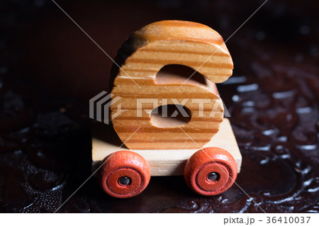 数字　素材　 木材 36410037