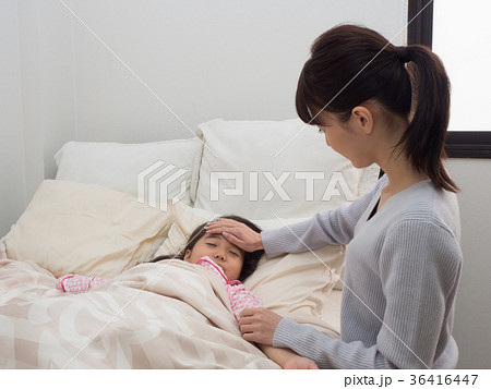 病気の子供を看病するママ 36416447
