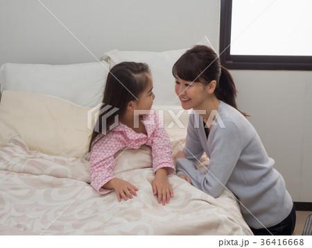 具合がよくなり微笑む子供とママ 36416668