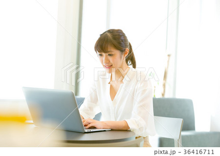 PCを使う女性会社員　OL　ビジネスイメージ　オフィスレディ 36416711
