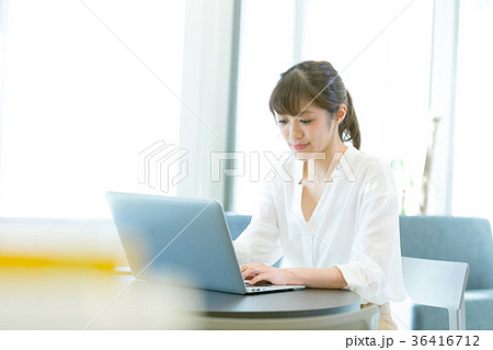 PCを使う女性会社員　OL　ビジネスイメージ　オフィスレディ 36416712