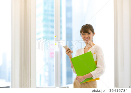 スマホを使用する女性会社員 OL ビジネスイメージ オフィスレディ スマホを使用する女性会社員 OL ビジネスイメージ オフィスレディ 36416784