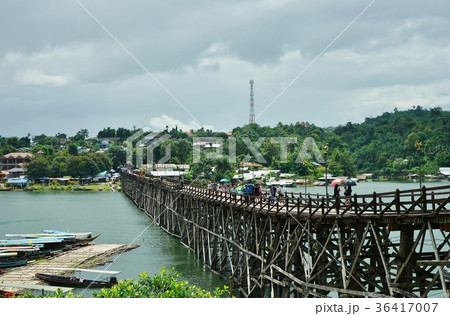 タイ王国カンチャナブリー県サンクラブリーのモン橋 ウッタマヌソン橋 の写真素材