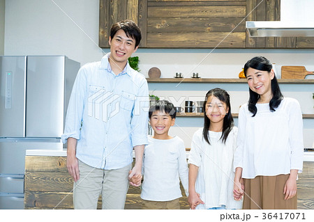 家族記念撮影 幸せ家族 父親 お父さん お母さん 母親 姉弟 生活感 家族記念撮影 幸せ家族 父親 お父さん お母さん 母親 姉弟 生活感 36417071