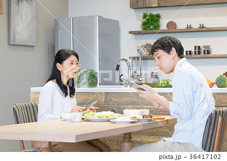 スマホ見ながら食事　不満　怒り　食事をする夫婦　カップル　料理　生活感 36417102