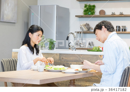 食事をする夫婦 カップル 夫婦 料理 生活感 食事をする夫婦 カップル 夫婦 料理 生活感 36417182